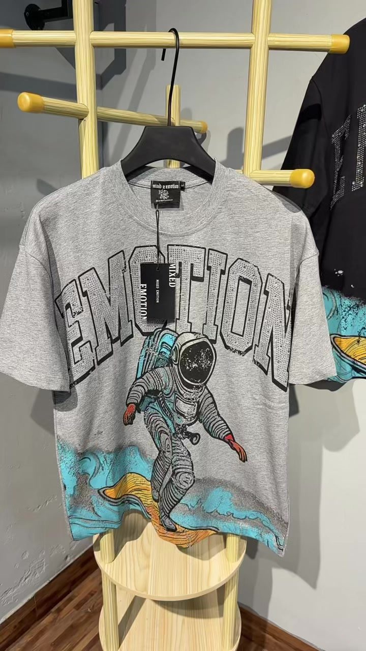 MIXED EMOTION Astronaut Surf Graphic T-Shirt